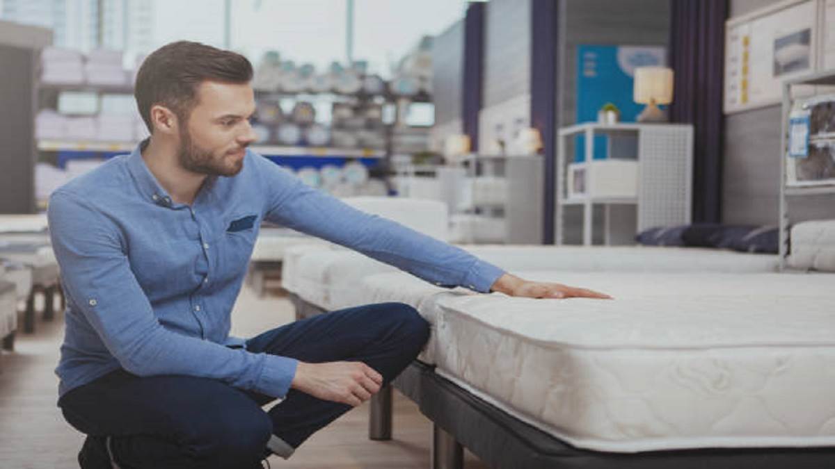 अंग-अंग दर्द होता है बेकोर मैट्रेस पर सोने से, तो ले आओ Sleepwell Mattress Price सस्ते दामों पर, जिसे डॉक्टर भी देते है मंजूरी