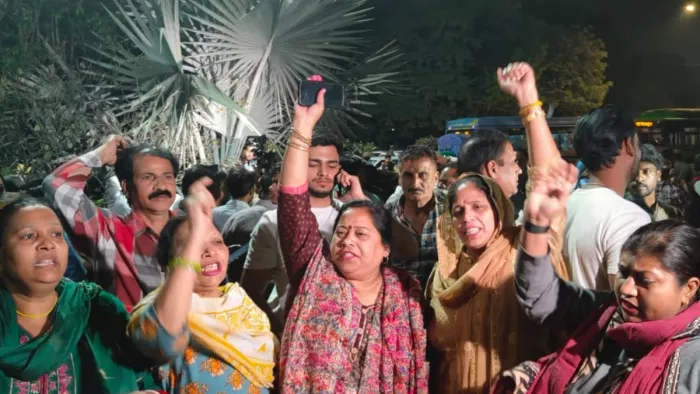 CM केजरीवाल के आवास पर पहुंची ED ने बढ़ाई AAP की चिंता।