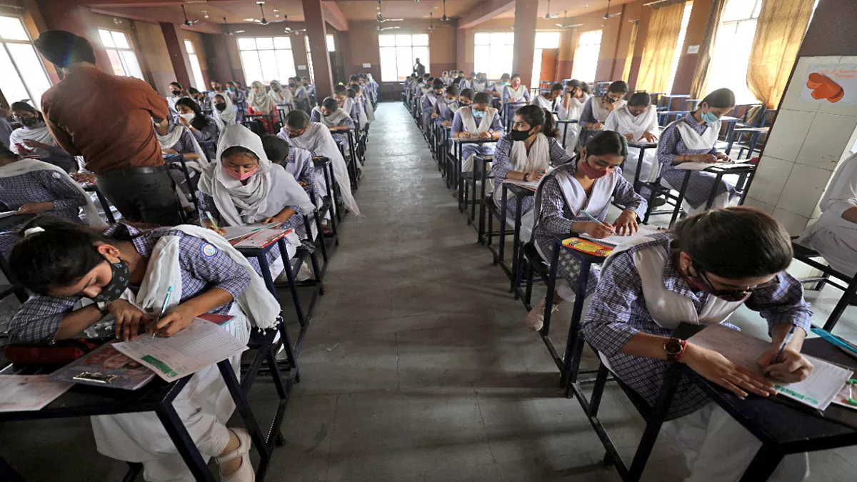 Jammu News: शिक्षा बोर्ड की बड़ी लापरवाही आई सामने 12वीं की जगह बांट दिया 11वीं का परीक्षा पेपर, आनन-फानन में एग्जाम रद्द