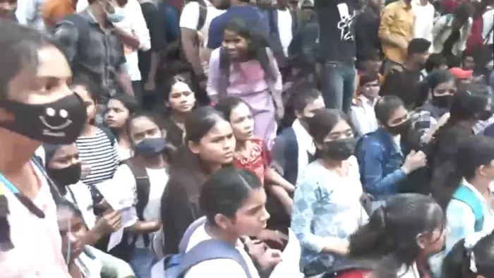 बिहार में इंटरमीडिएट के छात्रों के छात्रों का जदयू कार्यालय के बाहर प्रदर्शन, सरकार के इस फैसले से हैं नाराज