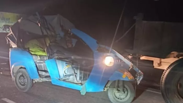 टैक्ट्रर ट्रॉली से टकराई टेंपो। (फोटो जागरण)