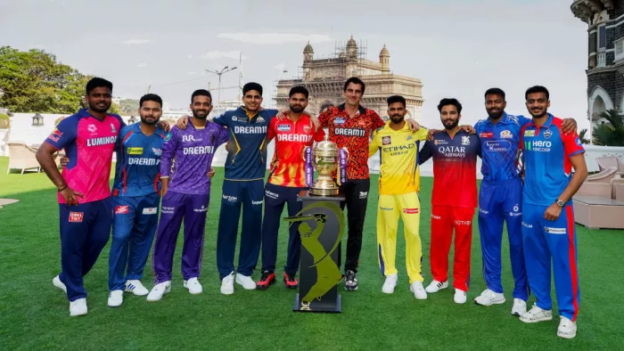 आईपीएल 2025 ट्रॉफी के साथ सभी टीमों के कप्तान (Pic Credit- IPL X)