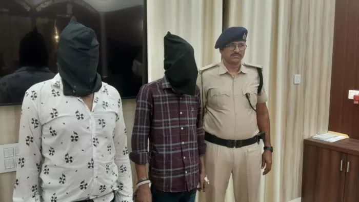 लूटकांड में पकड़े गए बदमाशों के साथ पुलिस। (जागरण)