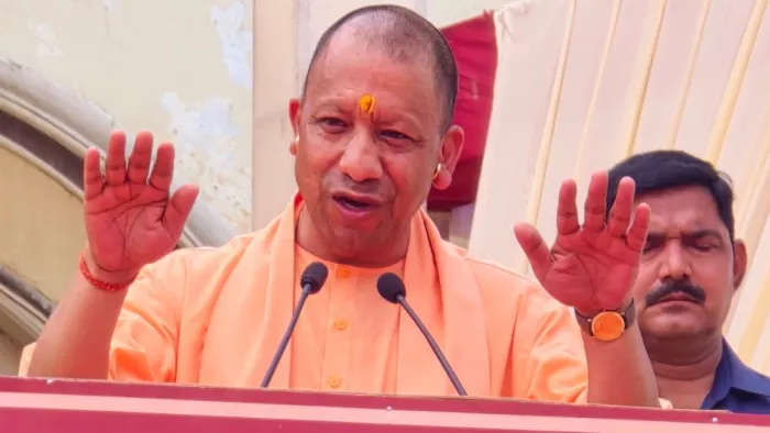 मुख्यमंत्री योगी आदित्यनाथ संबोधन देते हुए। जागरण