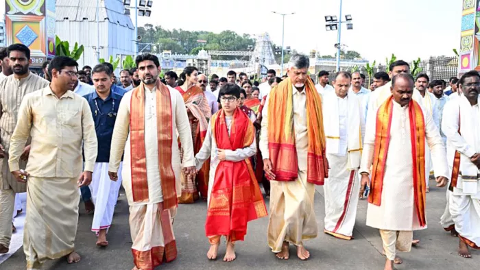 परिवार के साथ चंद्रबाबू नायडू ने तिरुपति मंदिर में की पूजा अर्चना।