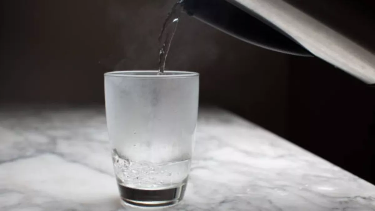 गर्म पानी: गर्मियों में बीमारियों से राहत