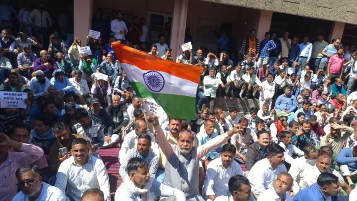 हड़ताल करते जल शक्ति विभाग के अस्थायी कर्मचारी