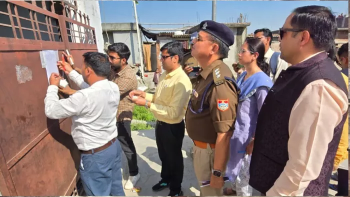 किच्छा के नुरपुर में अवैध संचालित मदरसे को सील करवाते एसडीएम कौस्तुभ मिश्रा।
