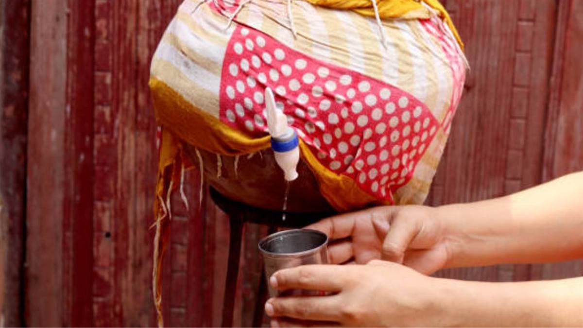 घर में रखिए मटका और पीजिए इसका पानी, शरीर से दूर हो जाएंगी ये बीमारियां- बहुत हैं फायदें - Keep a pot at home and drink its water these diseases will go