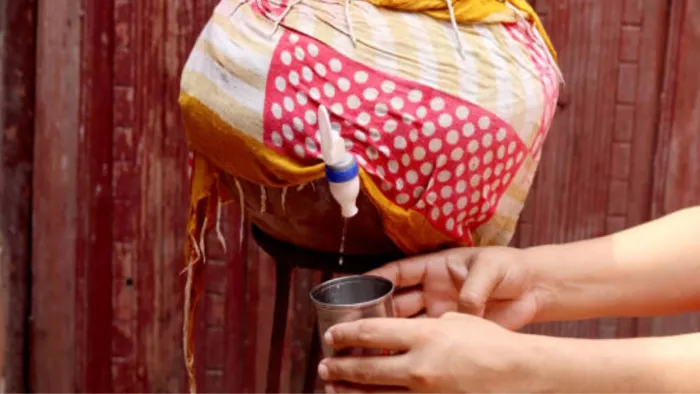 मटके का पानी आपका हाजमा ठीक करता है। ( Pic Courtesy : Freepik)