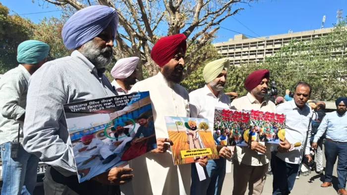 पंजाब विधानसभा के बाहर कांग्रेस के विधायक किसानों का मोर्चा उठाने के विरोध में प्रदर्शन करते हुए।