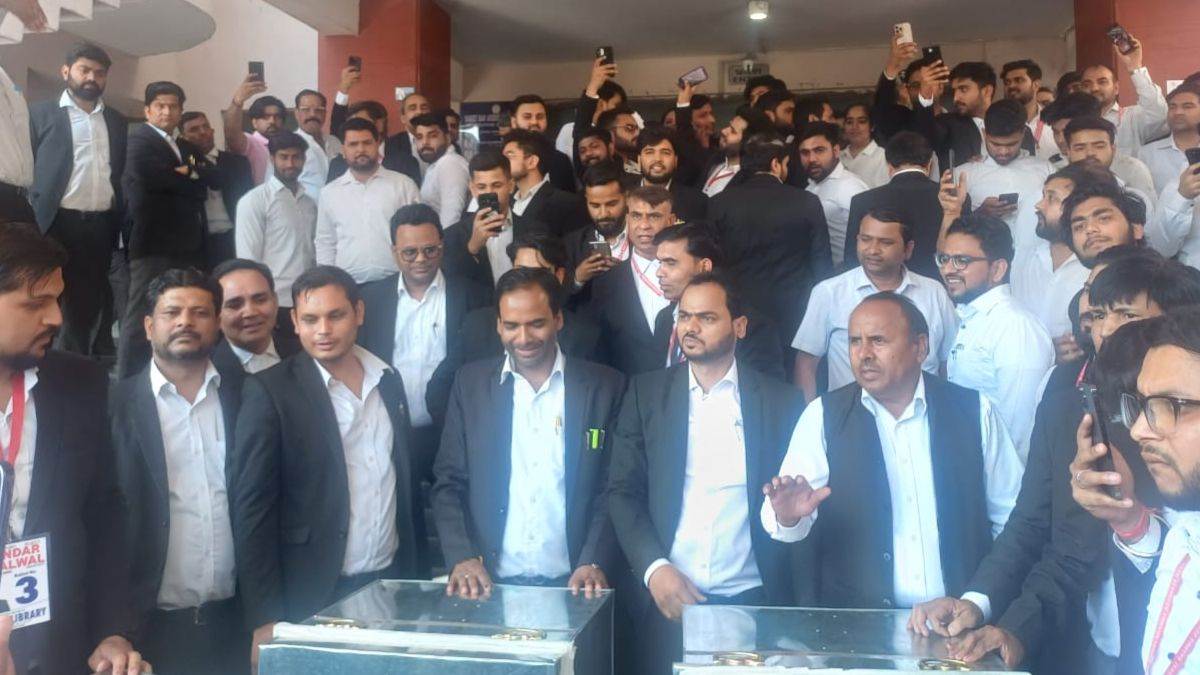 https://www.jagranimages.com/images/newimg/21032025/21_03_2025-saket_court_bar_association_election_23903451.jpg