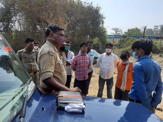 रेलकर्मी के पुत्र-पुत्री को कमरे में बंद कर लूटपाट