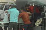 एक बेटा अपनी मां और पिता को एंबुलेंस में लेकर अस्पताल पहुंचा