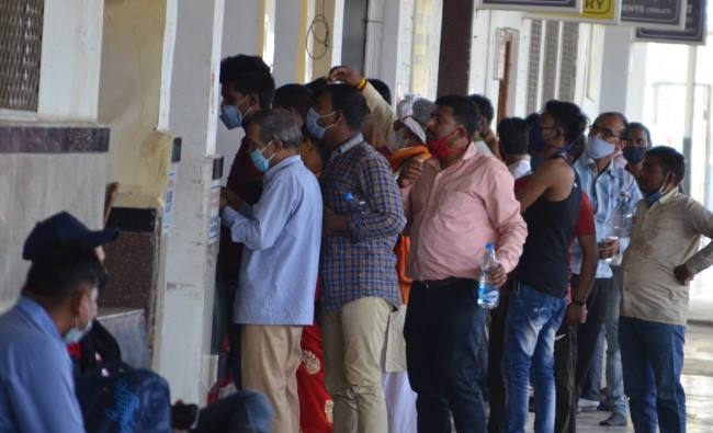 कोरोना से तीन लोगों की मौत, 371 संक्रमित