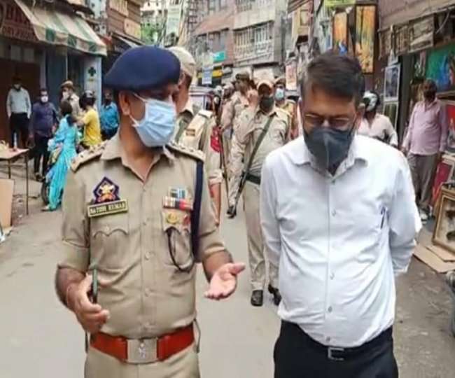 Jammu Kashmir: कोविड-19 के नियमों का पालन न करने वालों के खिलाफ पुलिस-प्रशासन सख्त, लोगों-दुकानदारों को चालान किए