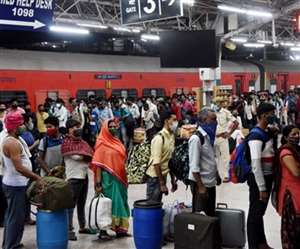 newimg/21042021/21_04_2021-crowed_on_railway_station_21579109_202959451_s.jpg