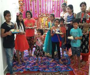 श्रद्धालु पूरी श्रद्धा के साथ साख विसर्जन कर रहे हैं।