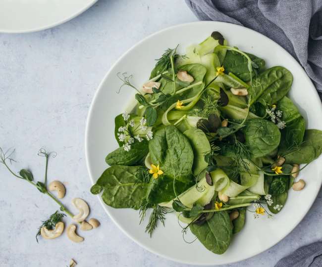 बाउल में रखे हुए पालक के पत्ते