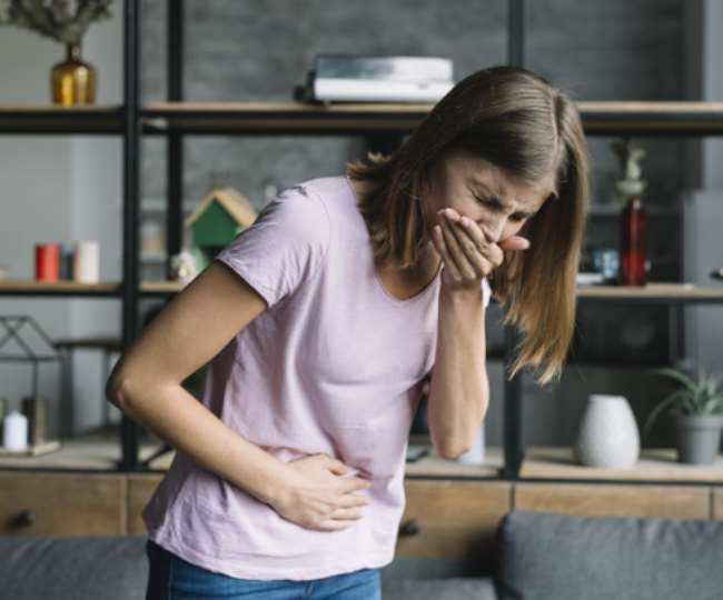 पेट दर्द और वॉमिटिंग से परेशान युवती