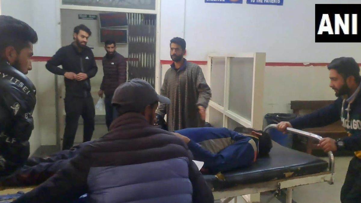 5 tourists among 6 injured in accident in jammu kashmir anantnag