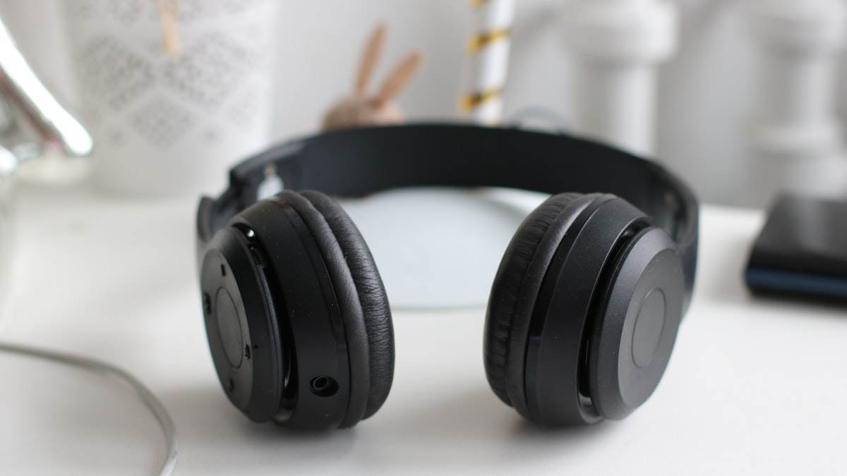 Sony, Bose और JBL जैसे प्रीमियम ब्रांड के इन Bluetooth Headphones का जलवा है बरकरार, देख लें लिस्ट