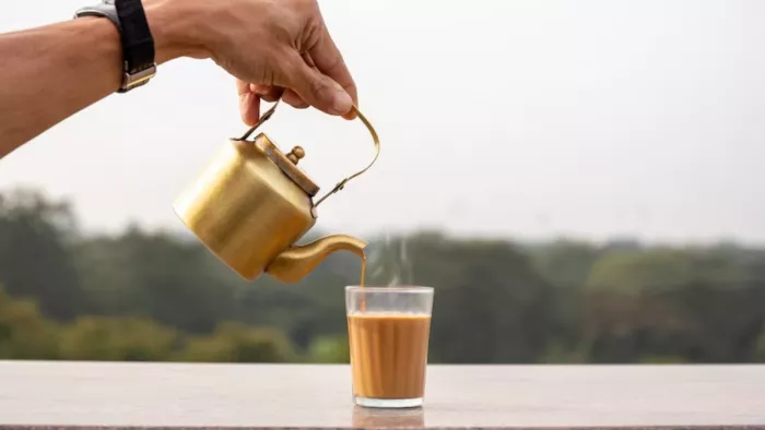 चलिए जानते हैं कि चाय का इतिहास क्या है और भारत में इसकी शुरुआत कहां से हुई।