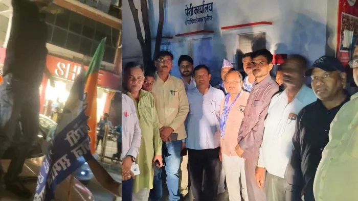 बसपा के चुनाव प्रचार वाहन पर चढ़े भाजपाई, शिकायत करने पहुंचे बसपा नेता।