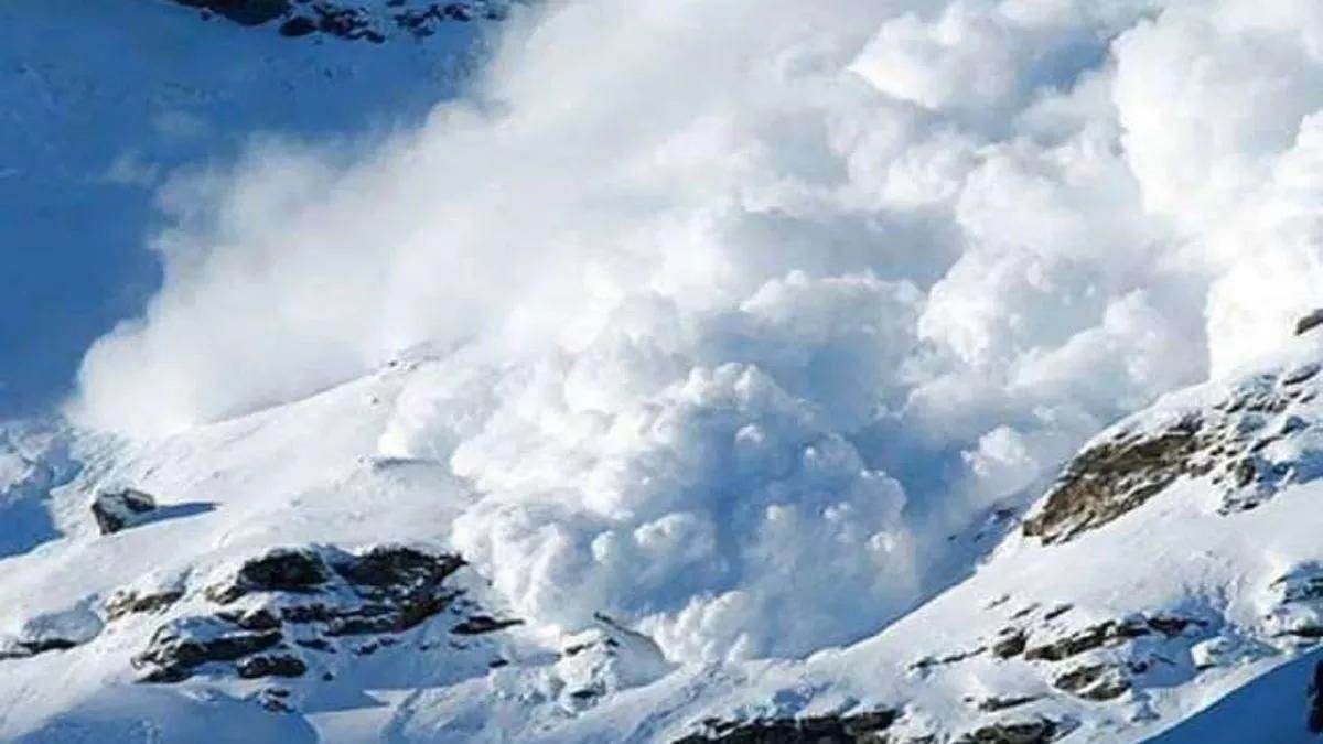 terrible avalanche on nepal manaslu mountain peak no casualties reported