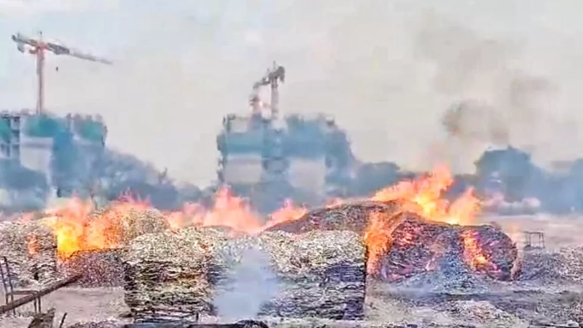 Gurugram Fire: लकड़ी के गोदाम में लगी भीषण आग, दमकल की 15 गाड़ियां मौजूद