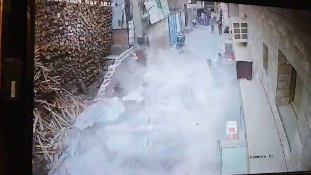 ncr gurugram wall collapse case registered against crematorium management due to five people death