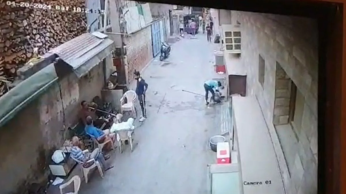 गुरुग्राम हादसा: तीन लोगों को छूकर निकल गई मौत, VIDEO में देखिए कैसे अचानक ढही दीवार; चपेट आए कई लोग