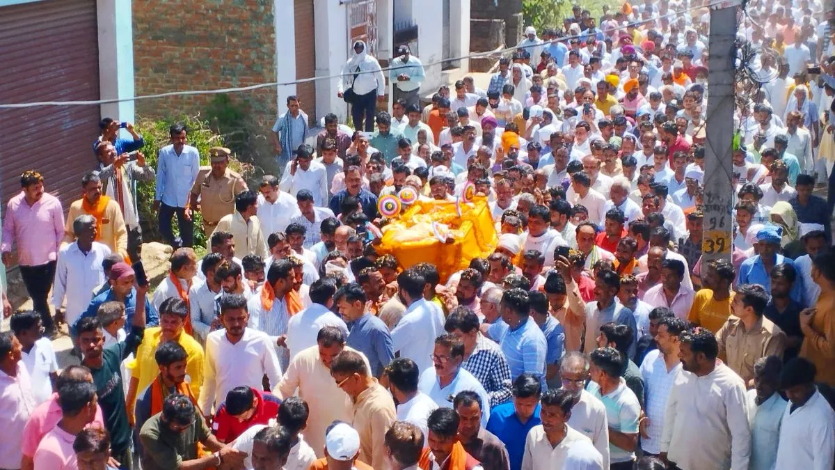 Sarvesh Singh Last Rites; पूर्व सांसद सर्वेश सिंह को विदाई देने उमड़ी भारी भीड़, राजकीय सम्मान के साथ अंतिम संस्कार