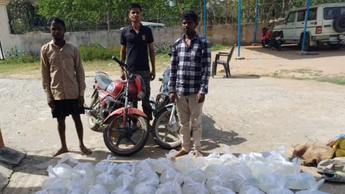 Nawada News : जोगीया जंगल से 320 लीटर महुआ शराब के साथ दो तस्कर गिरफ्तार, दो अन्य फरार; बाइक भी जब्त