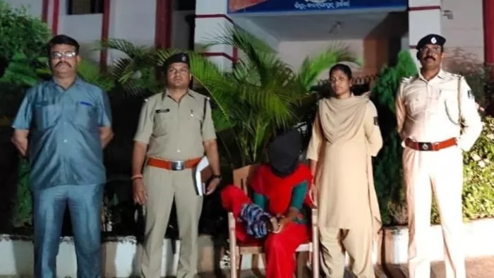 ओडिशा पुलिस के हत्थे चढ़ी घायल नक्सली महिला