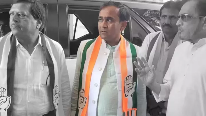 सूरत लोकसभा सीट से कांग्रेस उम्मीदवार नीलेश कुंभानी का नामांकन फॉर्म जिला निर्वाचन अधिकारी ने रद्द कर दिया है।