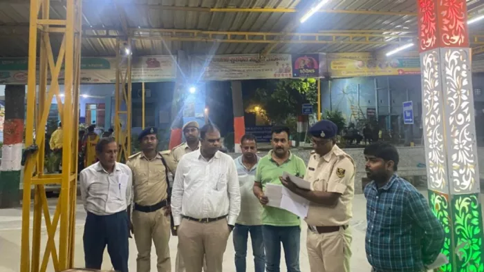 सदर अस्पताल में घटना के बाद मौके पर मौजूद दंडाधिकारी व नगर थाना के पुलिस अधिकार