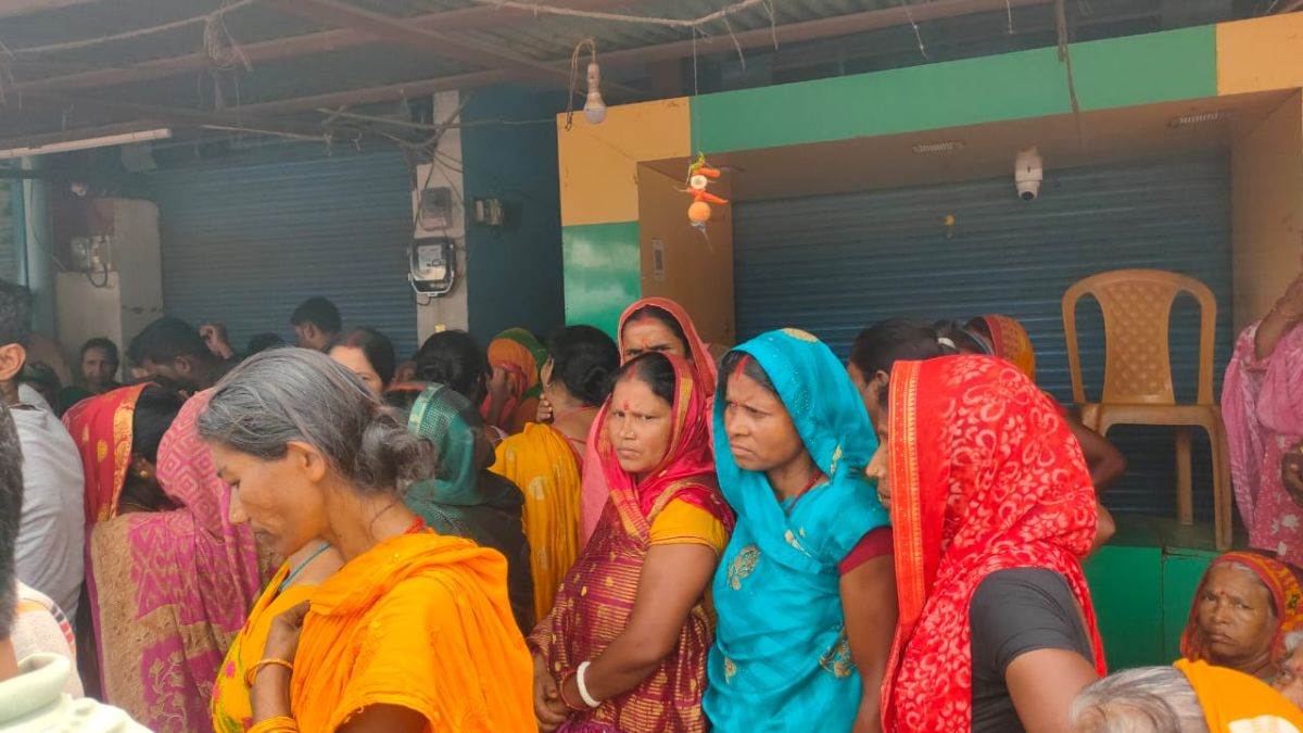 tragic accident on raniganj araria road car returning from a wedding procession collided with a pole 1 dead and 6 injured