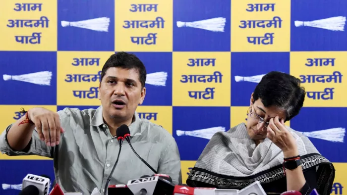 आम आदमी पार्टी ने एमसीडी मेयर चुनाव में उम्मीदवार न उतारने का किया फैसला।
