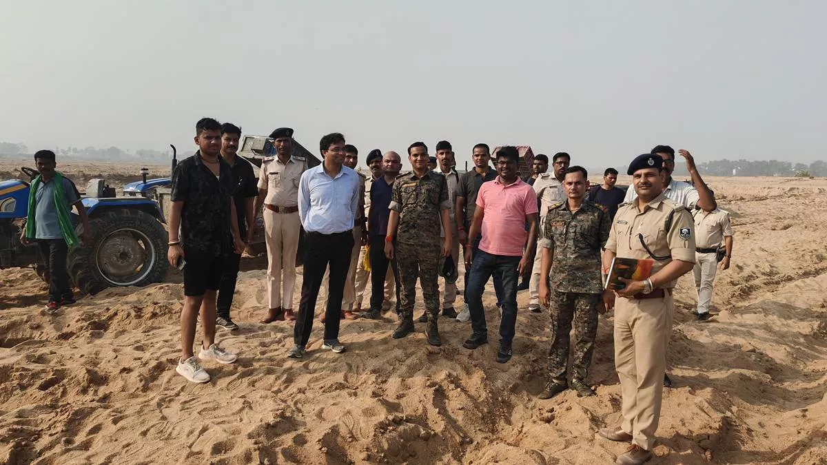 Gaya News: अवैध खनन को लेकर पुलिस की बड़ी कार्रवाई, 14 ट्रैक्टर जब्त; 70 लाख रुपये का लगाया जुर्माना