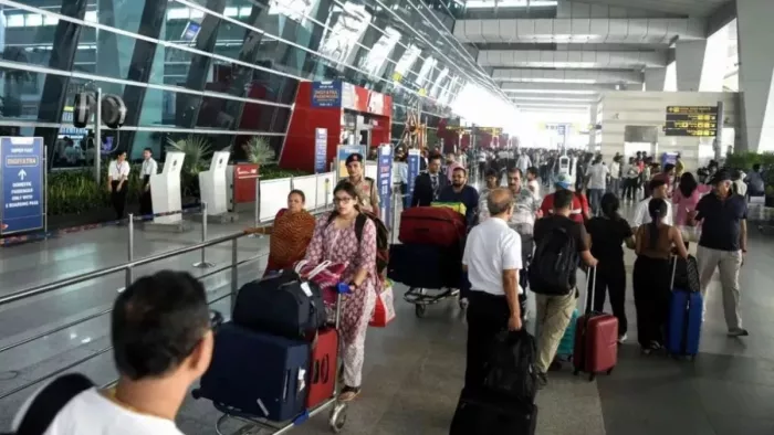 एयरपोर्ट पर एजेंसियों में तालमेल की कमी व मौसम की मार से यात्री बेहाल। फाइल फोटो