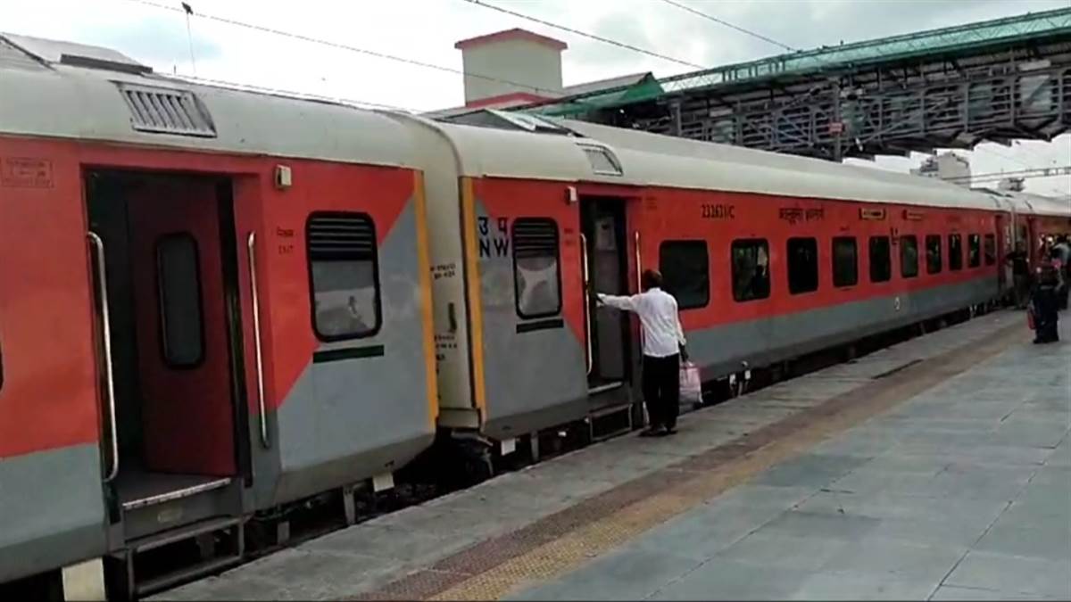 https://www.jagranimages.com/images/newimg/21042025/21_04_2025-indian_railway_23923071.jpg