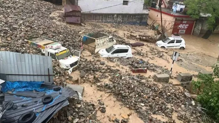 रामबन में बादल फटने के बाद आई तबाही ने लोगों को डराया।