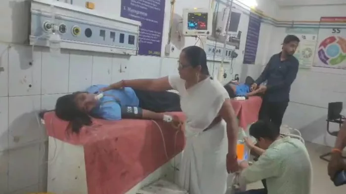 सदर अस्पताल में चल रहा तीन छात्राओं का इलाज, एक पटना रेफर