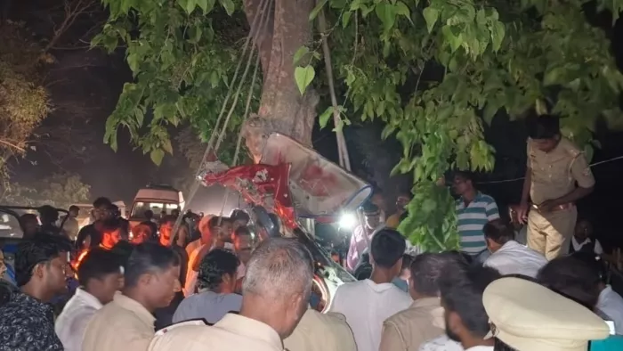 कुशीनगर में हुए हादसे के बाद क्षतिग्रस्त कार और मौके पर जुटी भीड़।
