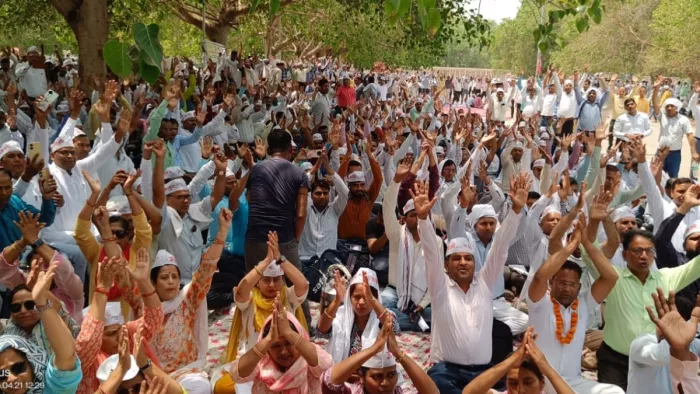 इको गार्डन में धरने पर बैठे प्रदेश भर के शिक्षक
