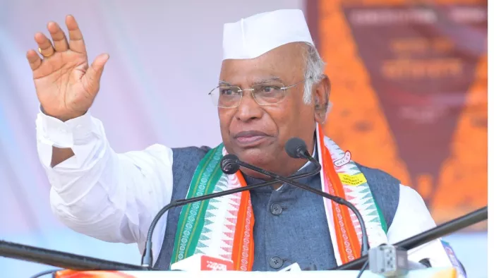 बक्सर में कांग्रेस राष्ट्रीय अध्यक्ष की सभा में खाली रह गई थी कुर्सियां। (फोटो एक्स)