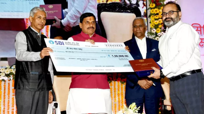 मुख्यमंत्री मोहन यादव ने किया 16 लोकसेवकों को पुरस्कृत