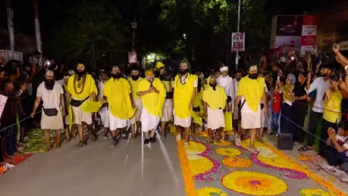 वृंदावन में संत प्रेमानंद रात्रिकालीन पदयात्रा पर निकले, तो भक्तों में हुआ जोश का संचार। - फोटो: इंटरनेट मीडिया से।