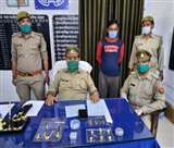 घटना के 10 दिन बाद पीड़ित अलीगढ़ आकर जीआरपी से मिले।